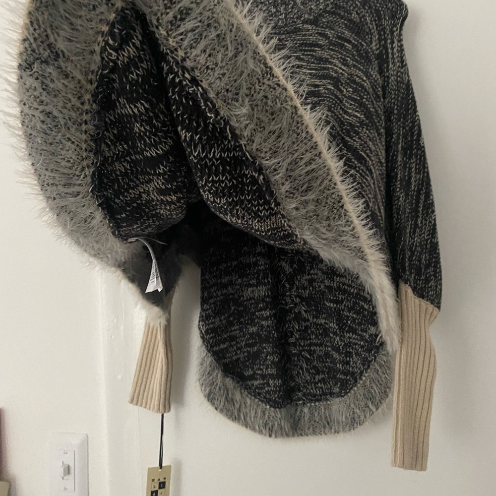 Over throw sweater - Picture 3 of 4